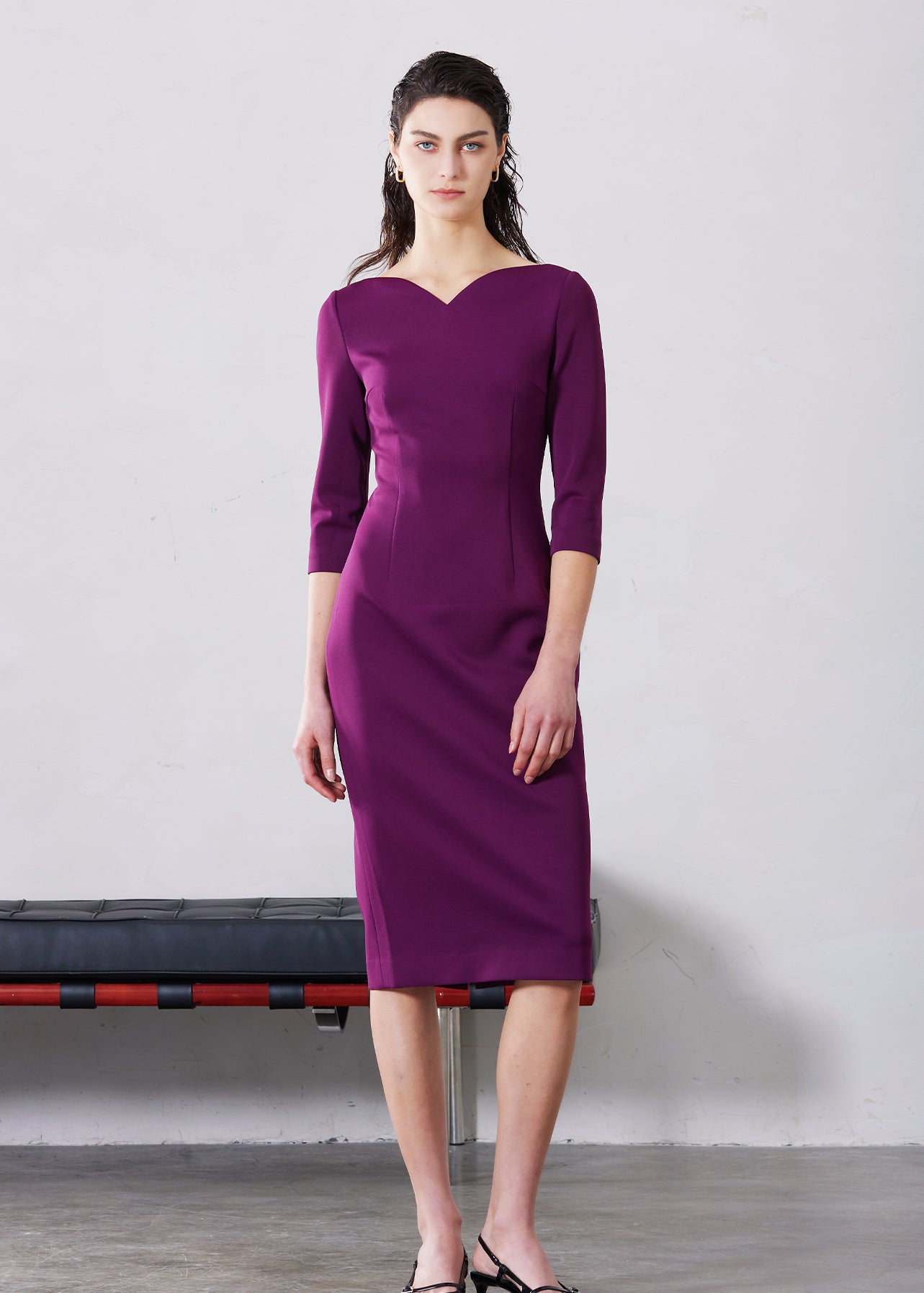 V-NECKLINE DRESS IN DARK PURPLE