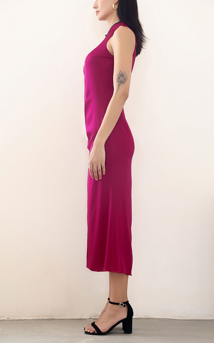 Side view of the model in a luxurious 18mm soft silk Cheongsam dress, the side slit elegantly elongating the figure and showcasing the breathable, skin-friendly fabric.