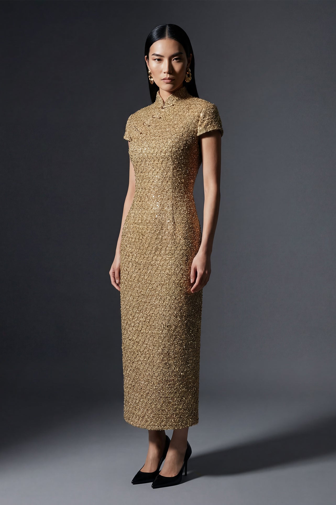 A professional woman wearing a stunning luxurious gold sequined modern qipao dress, featuring a traditional mandarin collar, short cap sleeves, and a slim-fit floor-length silhouette for a formal evening gala.
