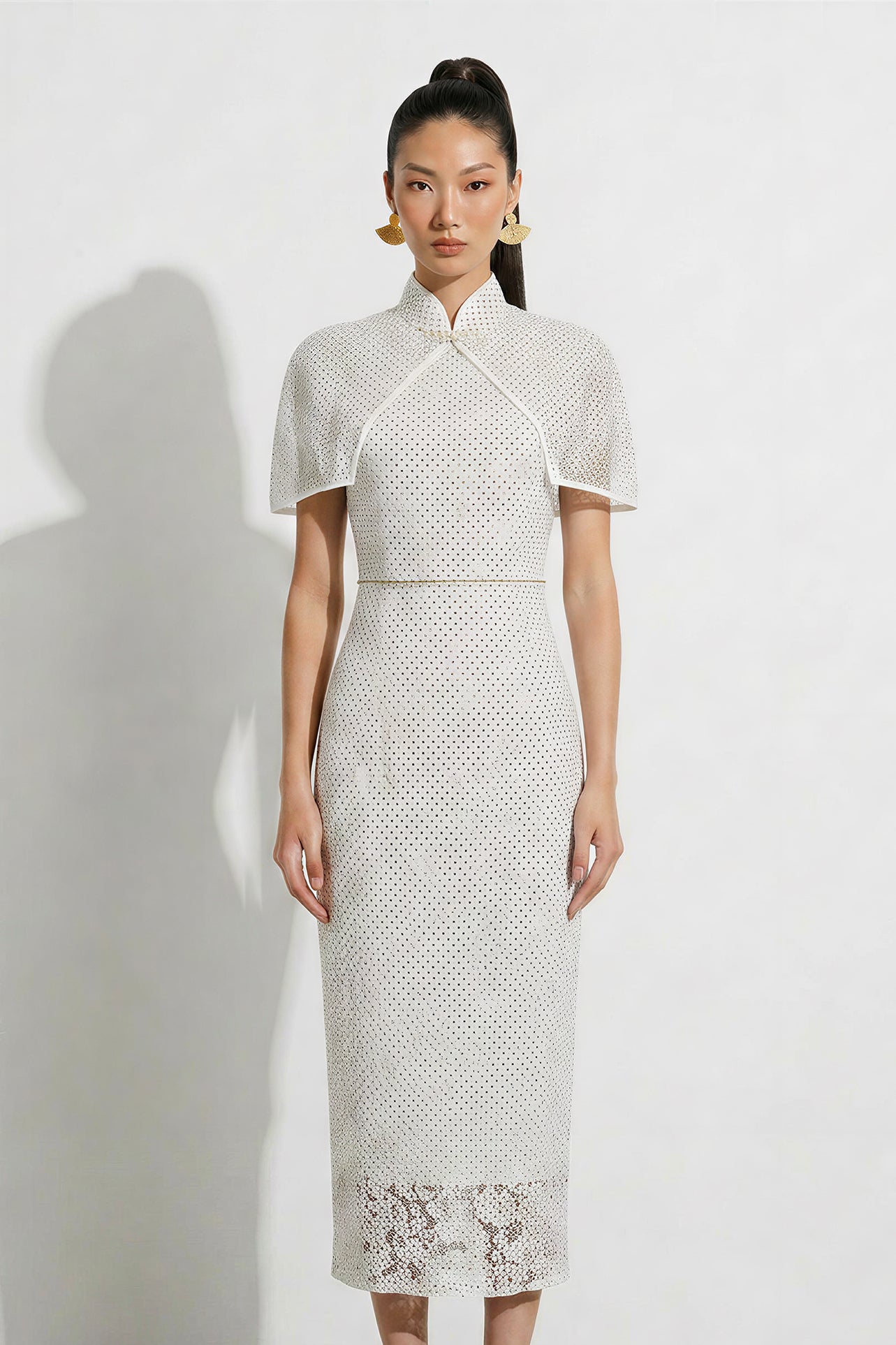 A collection of two professional models wearing elegant white lace midi dresses; the left showcasing a minimalist sleeveless bateau neck sheath dress, and the right featuring a modern Chinese qipao with a sophisticated capelet sleeve detail and traditional mandarin collar.